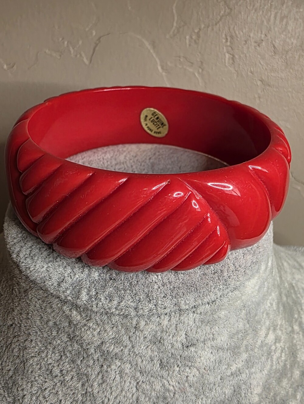 Bright Red Lucite/Acrylic Jewelry Bundle- 1 Necklace & 1 Bangle - Picture 6 of 11